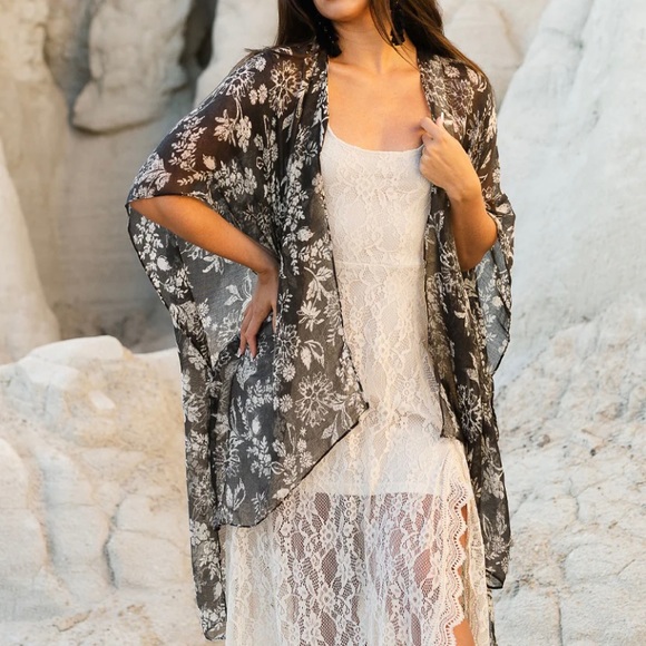 Joyfolie WOMEN'S AVALON DUSTER/COVERUP IN BLACK BLOCK PRINT NWT - Picture 2 of 4